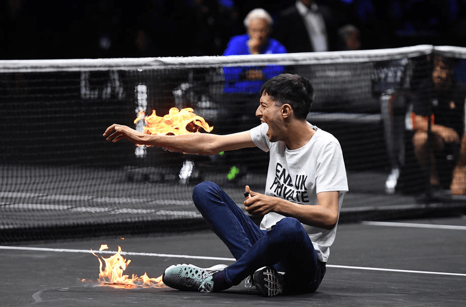 Moment șocant la Laver Cup: și-a dat foc pe teren pentru a protesta față de schimbările climatice