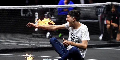 Un protestatar și-a incendiat brațul la Laver Cup FOTO EPA-EFE