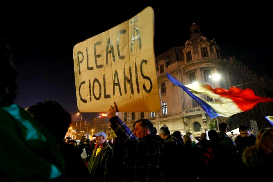 Protestatarii cer demisia lui Iohannis 