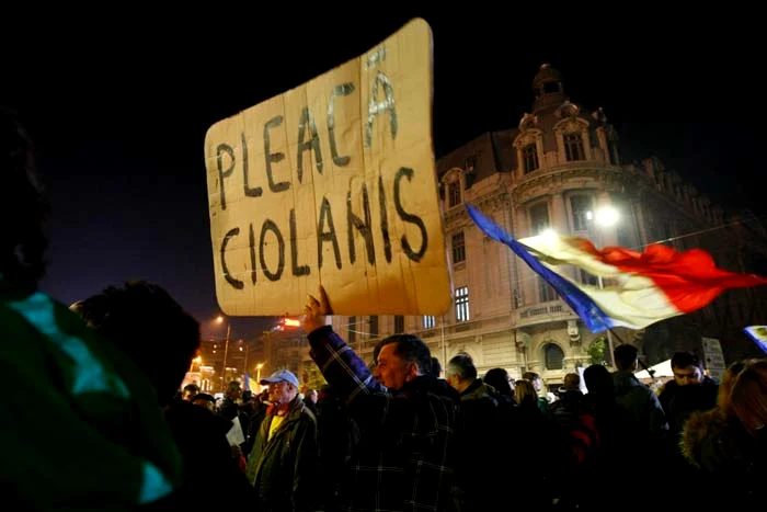 Protestatarii cer demisia lui Iohannis 
