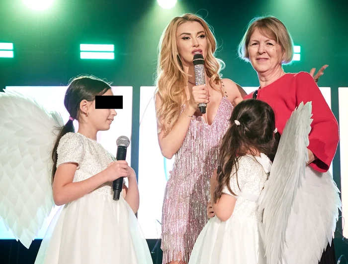 Andreea, pe scenă alături de fetițe și de mama sa / foto: Instagram