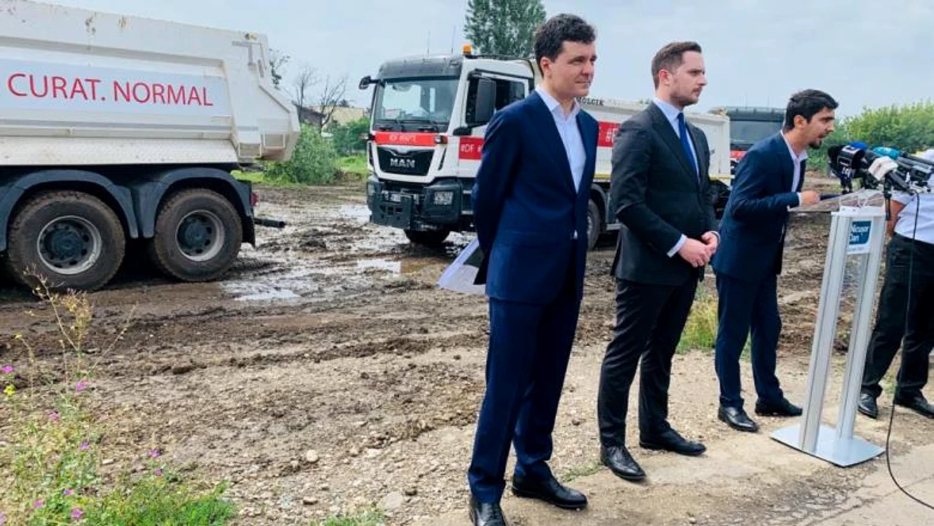 Nicușor Dan a fost nevoit să vorbească la conferința de presă bruiat de claxoanele de la mașinile de gunoi