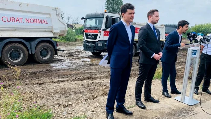 Nicușor Dan a fost nevoit să vorbească la conferința de presă bruiat de claxoanele de la mașinile de gunoi