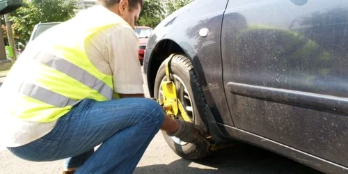 Maşinile parcate neregulamentar vor fi transportate într-un spaţiu special amenajat/foto: Arhiva