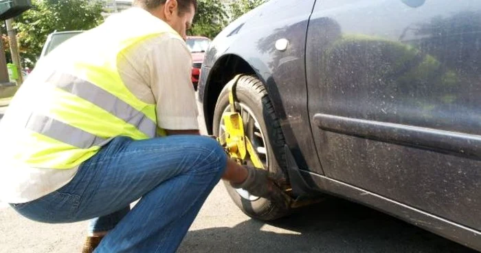 Maşinile parcate neregulamentar vor fi transportate într-un spaţiu special amenajat/foto: Arhiva