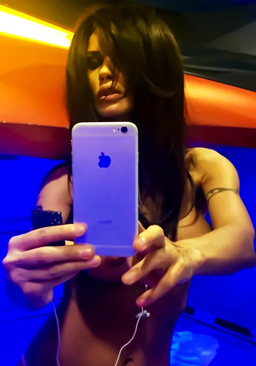 Oana și-a arătat sânii pe Internet