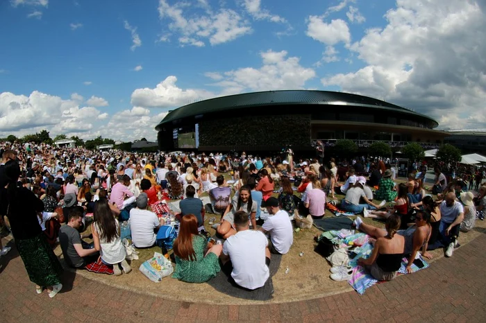 Zeci de oameni au urmărit victoria pe care Simona Halep a obținut-o în finala turneului de la Wimbledon