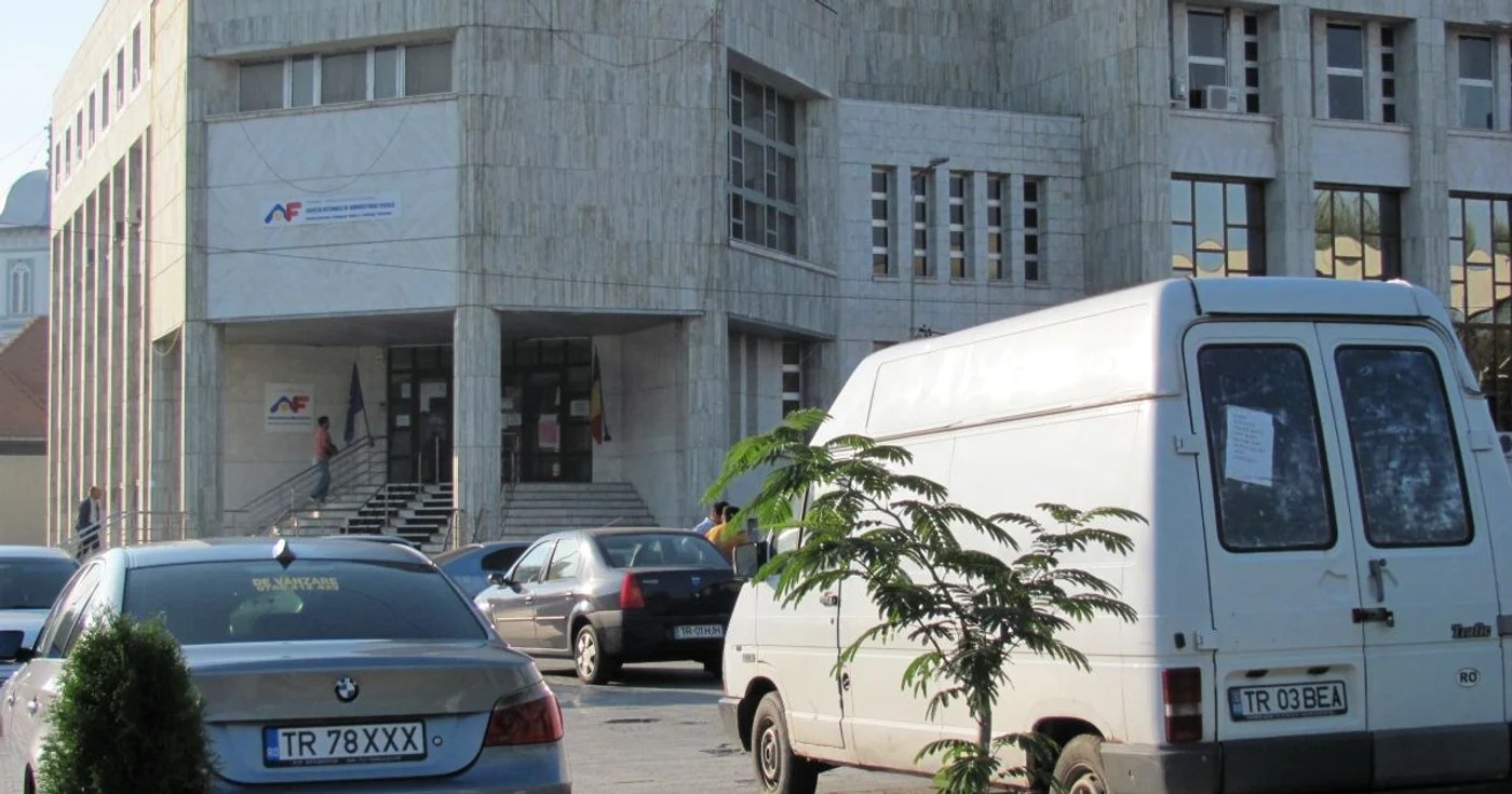 Parcarea de la finananţe s-a transfromat în târg de maşini second-hand