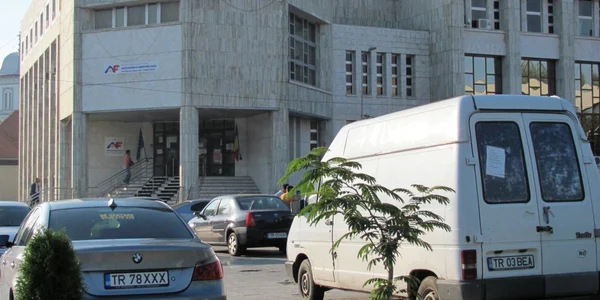 Parcarea de la finananţe s-a transfromat în târg de maşini second-hand