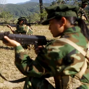Femei soldat din Armata Independentă Kachin (KIA) ţintesc în timpul sesiunii de formare într-o tabără militară în apropierea de Laiza statul Kachin nordul Myanmarului FOTO EPA / Seng Mai