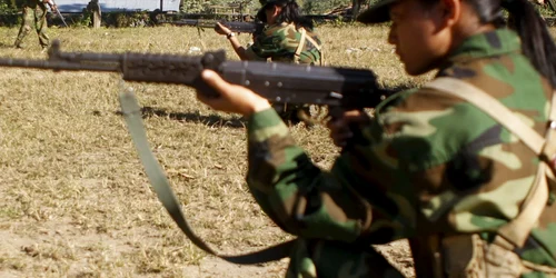 Femei soldat din Armata Independentă Kachin (KIA) ţintesc în timpul sesiunii de formare într-o tabără militară în apropierea de Laiza statul Kachin nordul Myanmarului FOTO EPA / Seng Mai