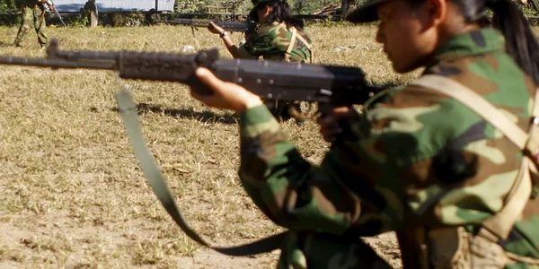 Femei soldat din Armata Independentă Kachin (KIA) ţintesc în timpul sesiunii de formare într-o tabără militară în apropierea de Laiza statul Kachin nordul Myanmarului FOTO EPA / Seng Mai