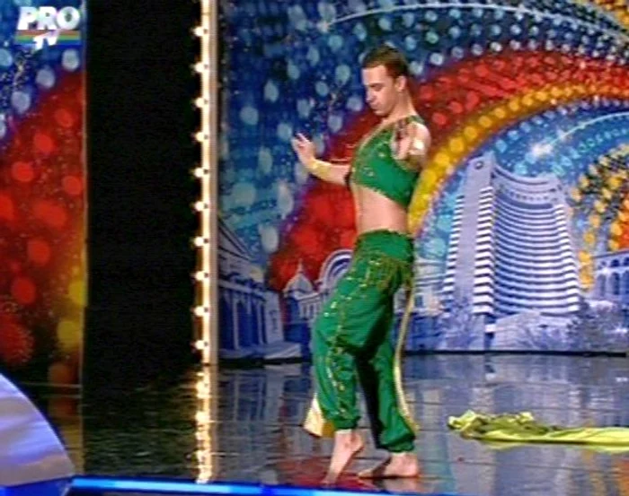 Primul român dansator din buric (Foto: captură video Pro TV)