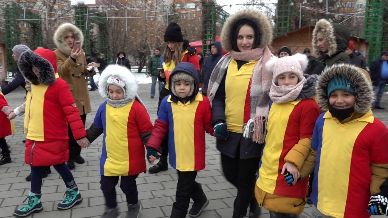 Câţiva zeci de copii din Sectorul 5 al Capitalei au îndurat gerul pentru a dansa Hora Unirii în cadrul unui eveniment nereuşit organizat de Primărie