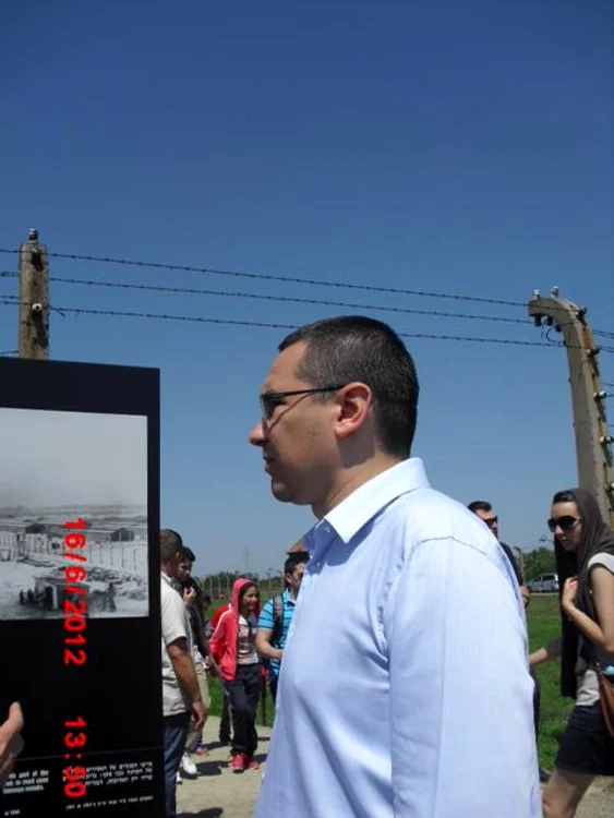 Victor Ponta, la muzeul fostului lagăr comunist Auschwitz (foto:Facebook)