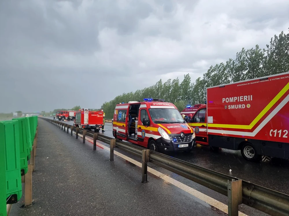 Mai multe ambulanțe intervin la locul accidentului FOTO: ISU Arad