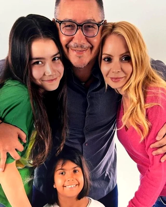 Victor Ponta, alături de soția, Daciana și fetițele sale, Maria și Irina Sursa: Instagram