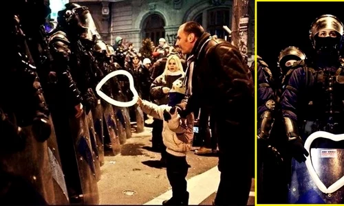 14 ianuarie 2012  Momentul când băiețelul îi înmânează jandarmului balonul a fost surprins de fotograful amator Ioana Moldovan jpeg
