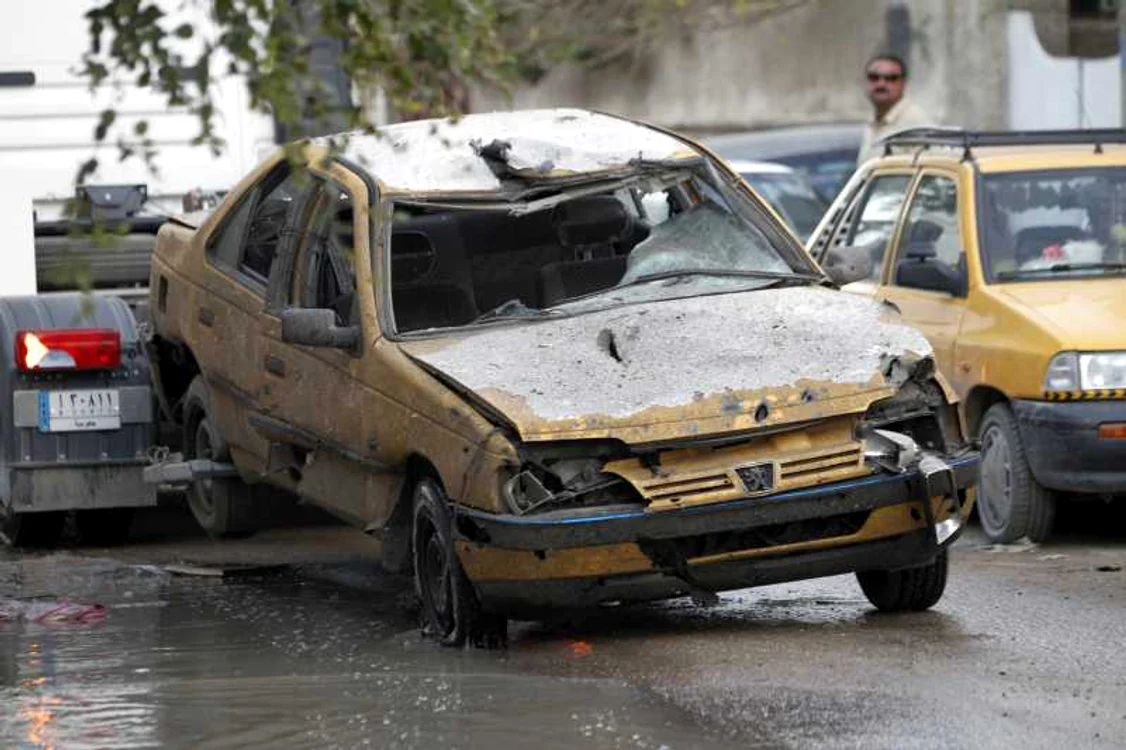 
    Automobil distrus de explozia unei bombe în Bagdad. (Foto: Reuters)  