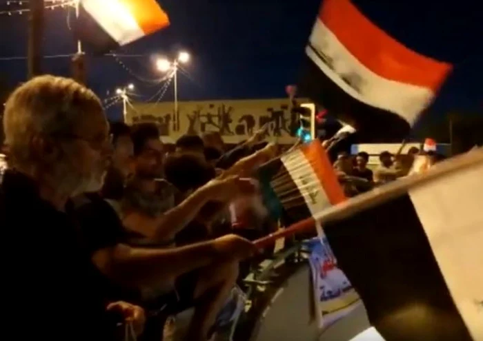 Manifestanţi anti-guvernamentali protestând la Bagdad Captură YouTube