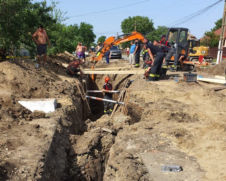 Accident de muncă în Timiș. Un tânăr a murit după ce s-a surpat pământul în șanțul de canalizare