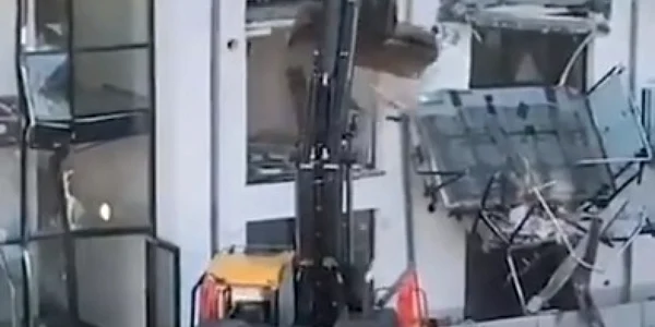 excavator distruge o cladire foto thescottishsun