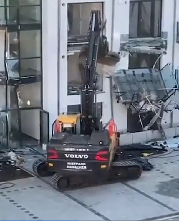 Într-un videoclip filmat de martori se observă cum excavatorul distruge balcoanele apartamentului Foto: thescottishsun.