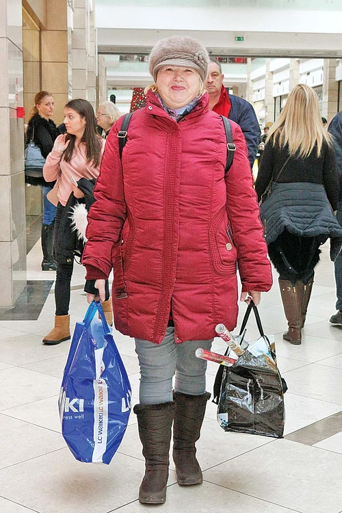 Cornelia Dulgheru a luat cadouri pentru nepoţi