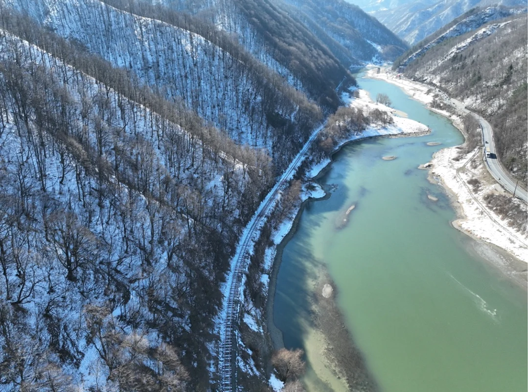 Urmele Drumului Roman săpat în stâncă pe Valea Oltului în Vâlcea (foto: Ovidiu Țentea)