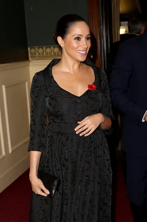 Meghan Markle a fost surprinsă de mai multe ori cu mâna pe burtică
