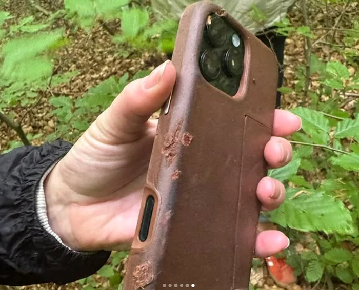 Telefonul a fost găsit în pădure FOTO: Instagramm