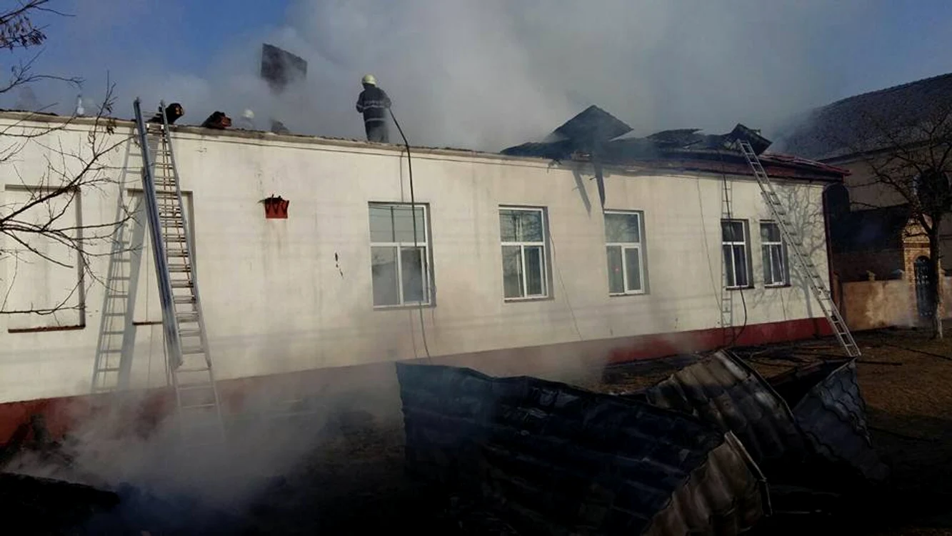 
    Şcoala a fost suprinsă de flăcări, iar trei autospeciale au intervenit Foto: ISU Timiş  