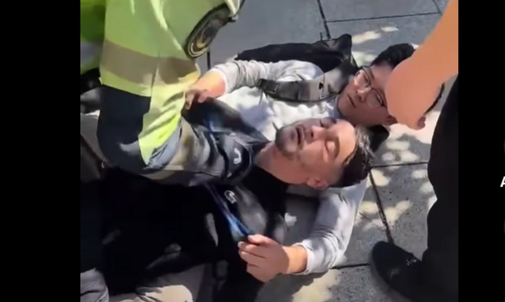 Momentul în care un hoț a fost pus la pământ și imobilizat de un turist, în Barcelona
