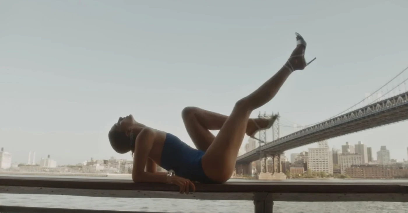 Captură Andreea Diaconu, într-o ipostază sexy din editorialul video realizat pentru ediţia americană a revistei „Vogue”.