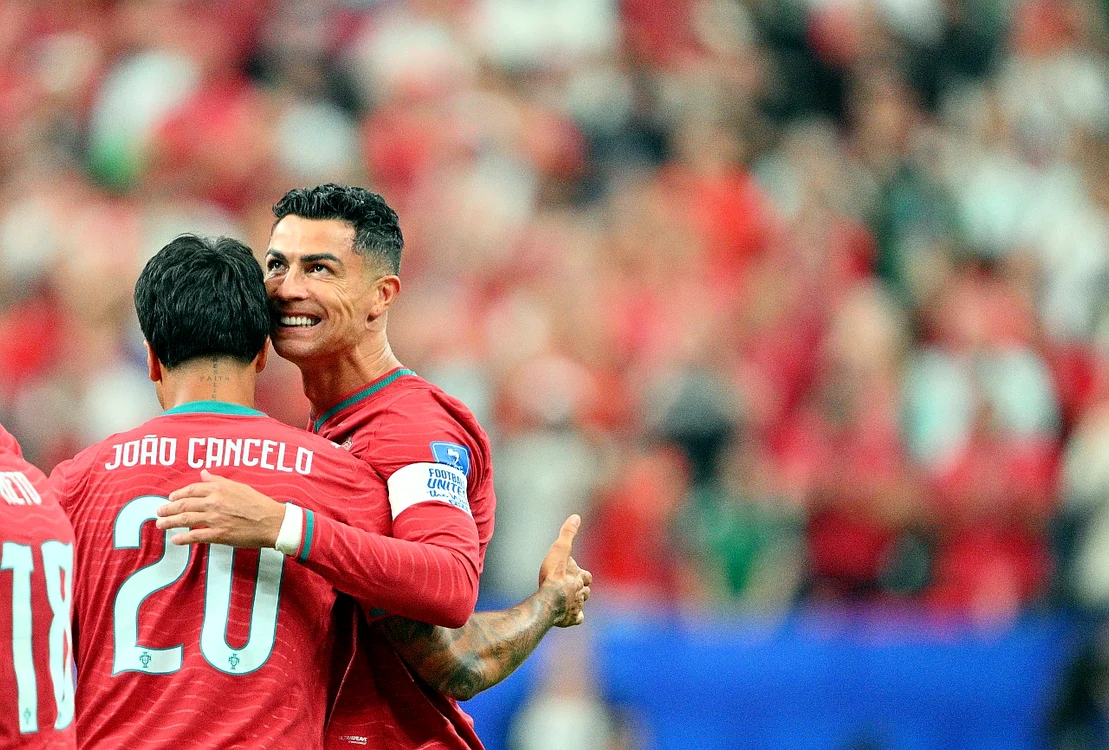 Cristiano Ronaldo a fost felicitat de colegii de echipă (Foto: EPAImages)