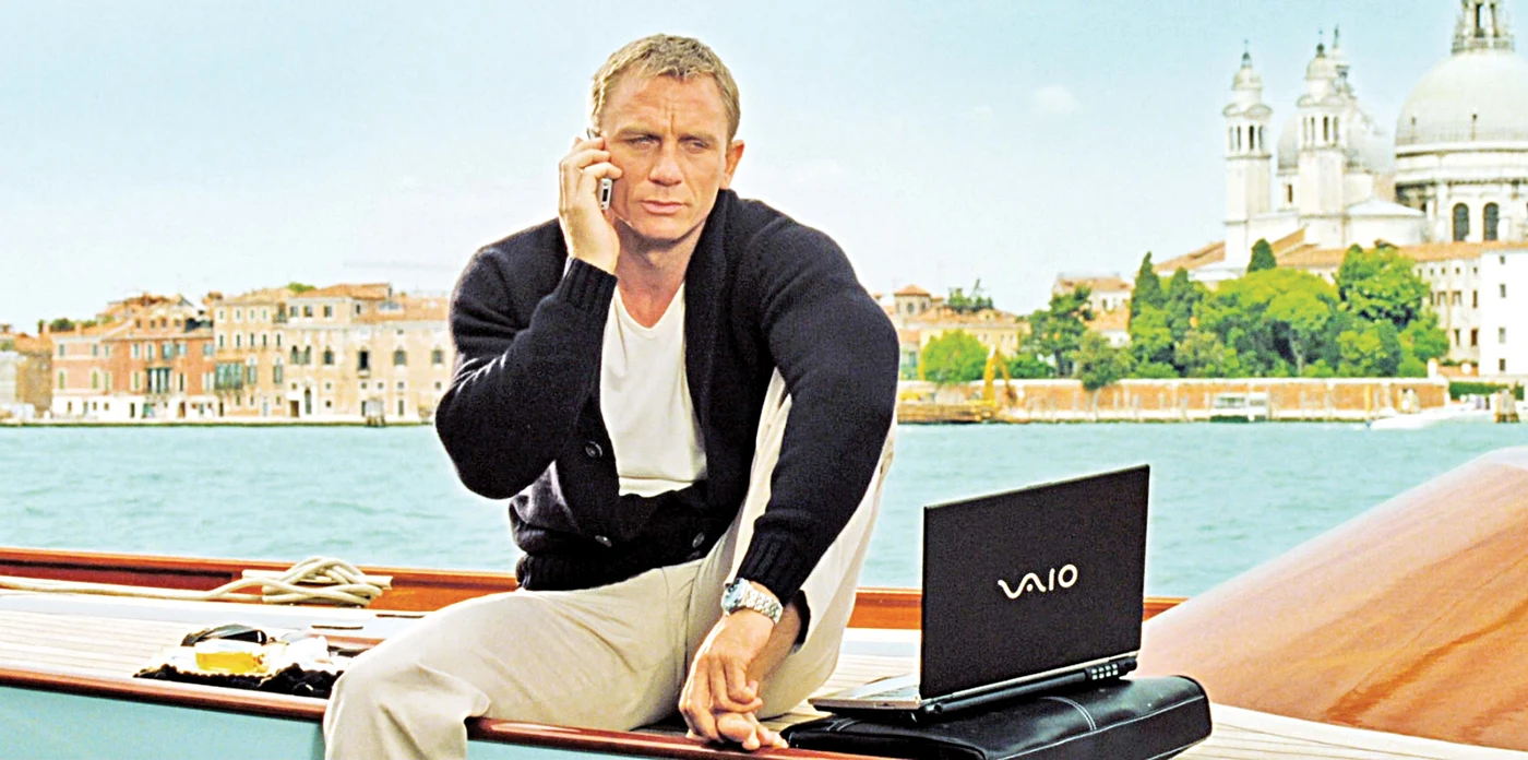 
    Daniel Craig, de 47 de ani, a primit un  cec uriaş ca să vorbească la mobil  într-un film al seriei cu agentul 007  