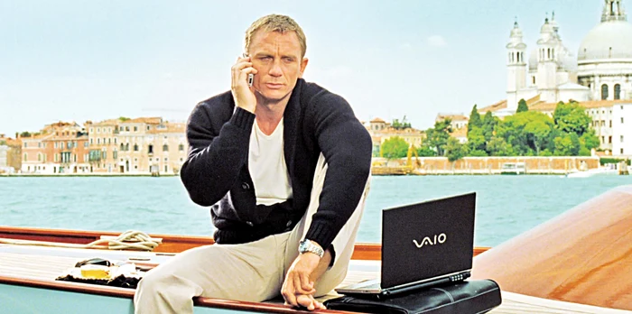 
    Daniel Craig, de 47 de ani, a primit un  cec uriaş ca să vorbească la mobil  într-un film al seriei cu agentul 007  