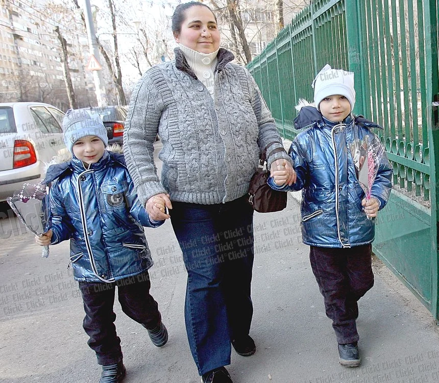Irina Vasiloiu a venit cu Nicolas şi Mario, gemeni, de 6 ani, să-i înscrie la clasa pregătitoare