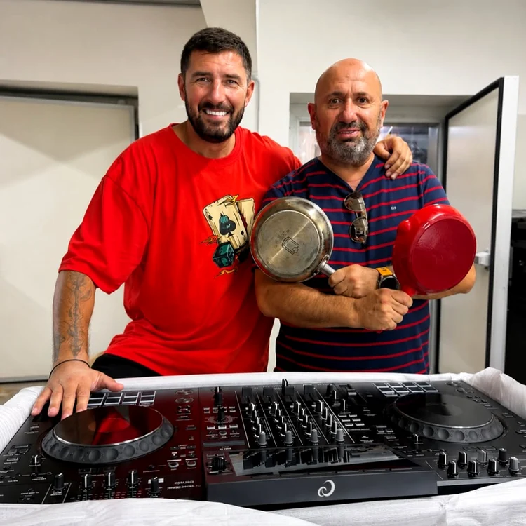 Cătălin Cazacu și Chef Cătălin Scărlătescu își deschid restaurant. 