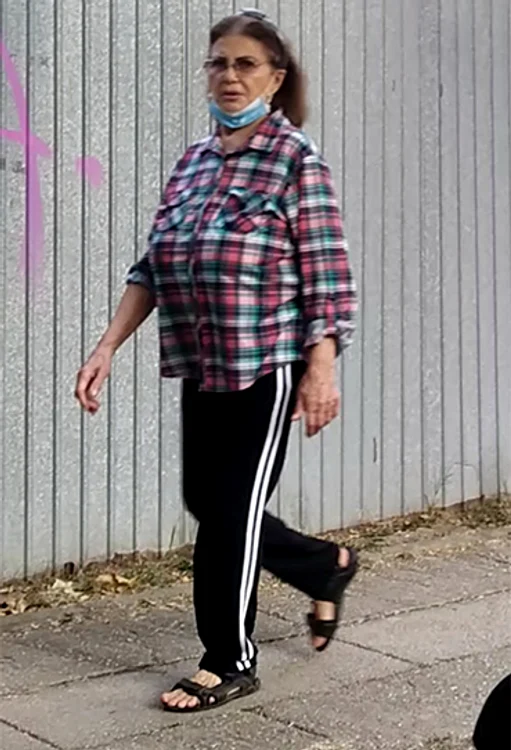  Irina Loghin se plimbă prin fața casei
