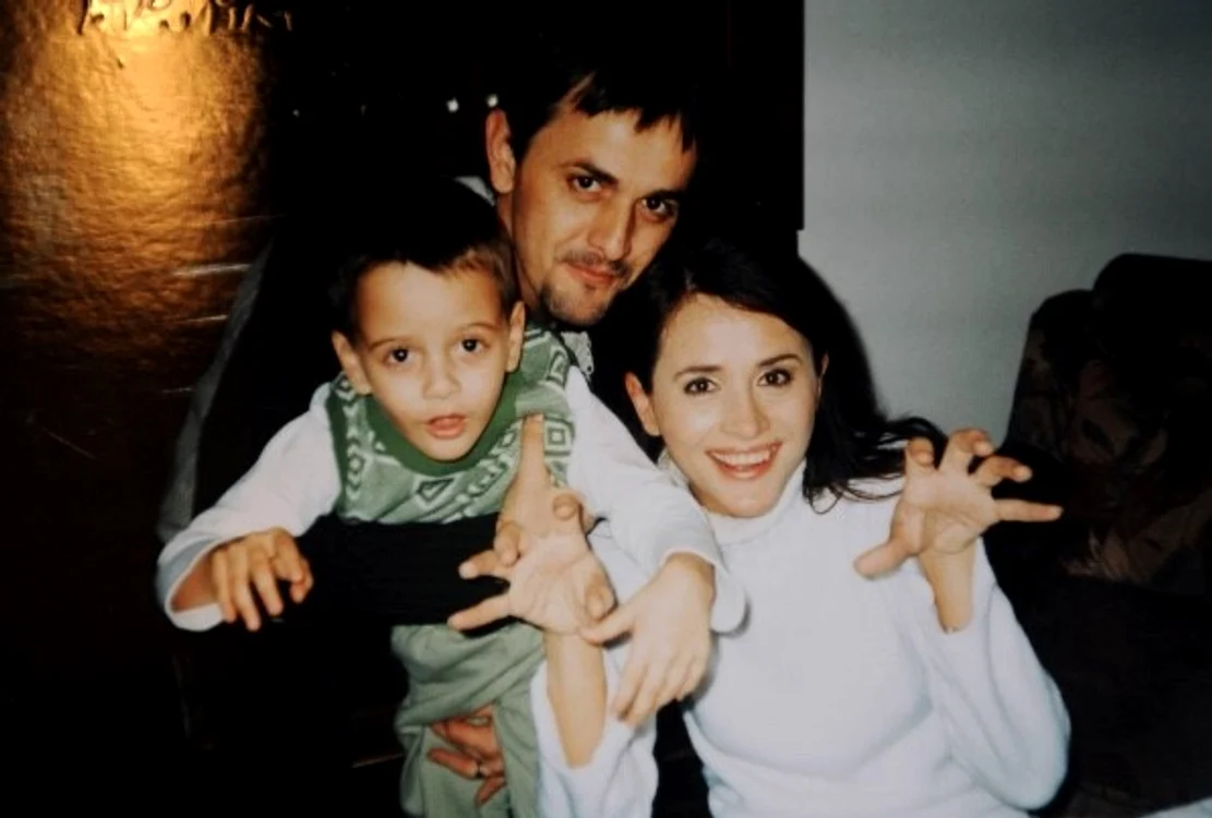 
    Regretata Mădălina Manole, alături de fratele ei și de fiul acestuiafoto: arhiva personală  