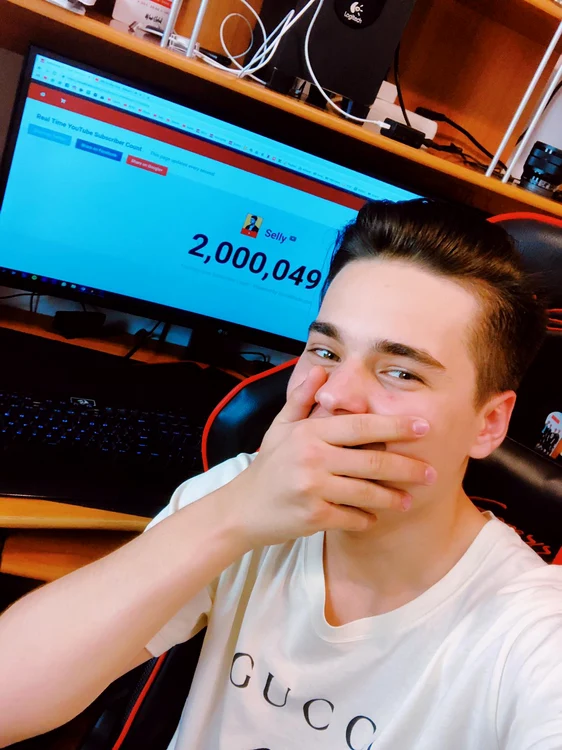 Pe Selly îl urmăresc 2 milioane de persoane pe YouTube