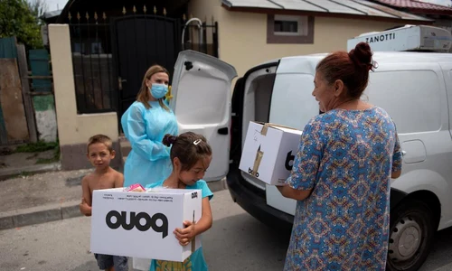 Voluntarii au trecut cu mâncare gătită și pe la familiie nevoiașe jpeg