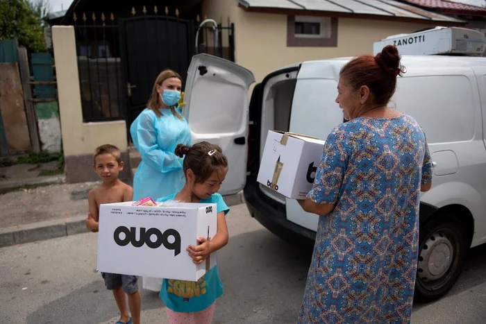 Voluntarii au trecut cu mâncare gătită și pe la familiie nevoiașe