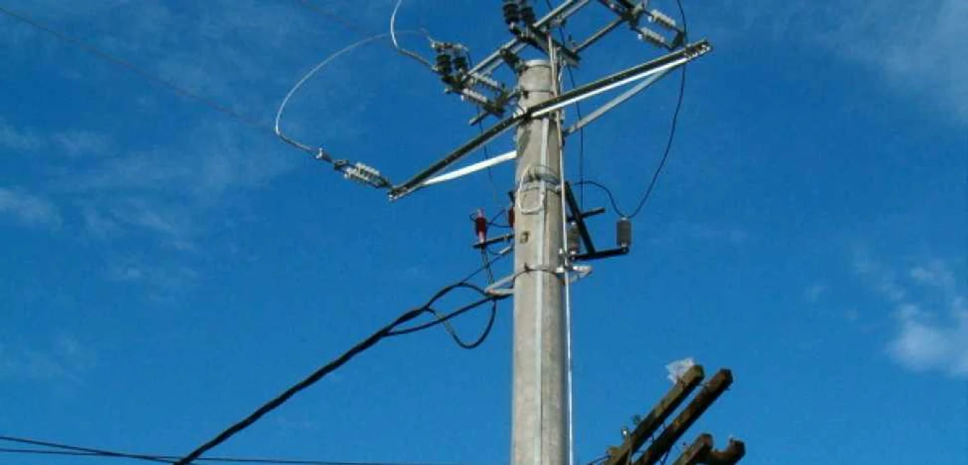 Un stâlp de electricitate a căzut peste două maşini.