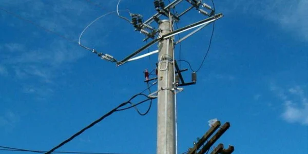 Un stâlp de electricitate a căzut peste două maşini.