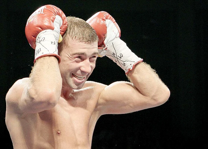 
    Bute a luat  330.000 de dolari  pentru luptă  