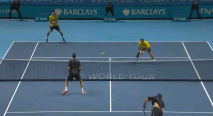 
    Momentul in care Mike Bryan e lovit cu mingea in cap de fratele sau  