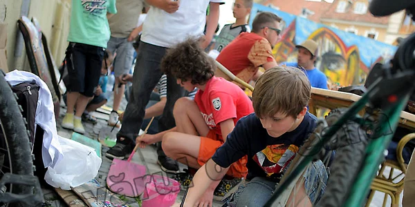 Elevii şi-au înfrumuseţat plăcile de skateboard, foto: Bogdan Crăciun