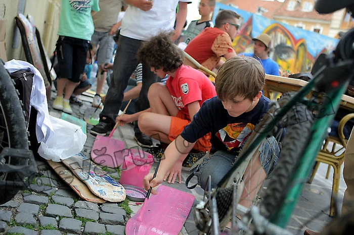 Elevii şi-au înfrumuseţat plăcile de skateboard, foto: Bogdan Crăciun